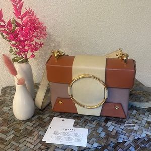 Yuzefi Asher box bag .